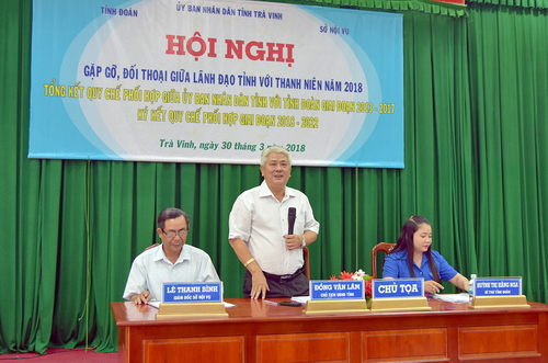 Đồng chí Đồng Văn Lâm - Ủy viên Thường vụ Tỉnh ủy, Chủ tịch UBND tỉnh trả lời các câu hỏi của thanh niên